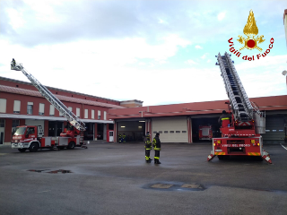 Ascoli Piceno - Bimbo sospeso nel vuoto, salvataggio miracoloso dei pompieri